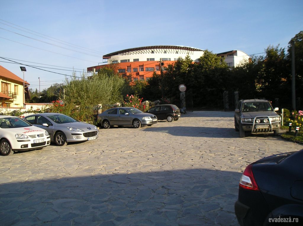 Parcarea hotelului