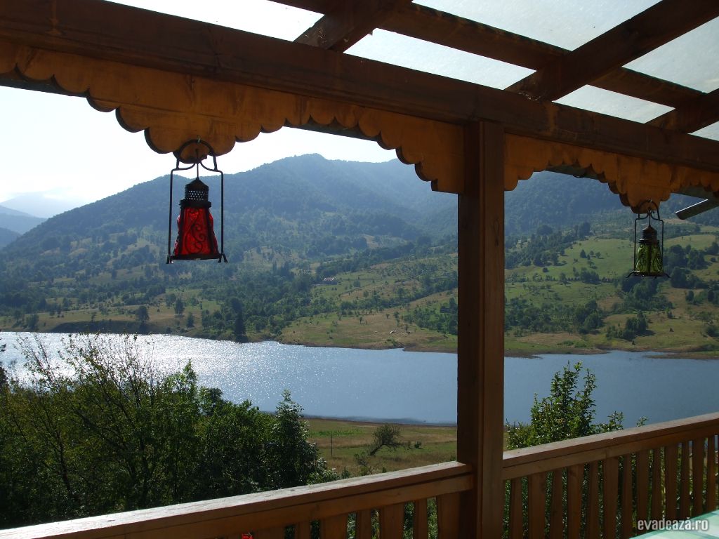 Un coltisor linistit | 3