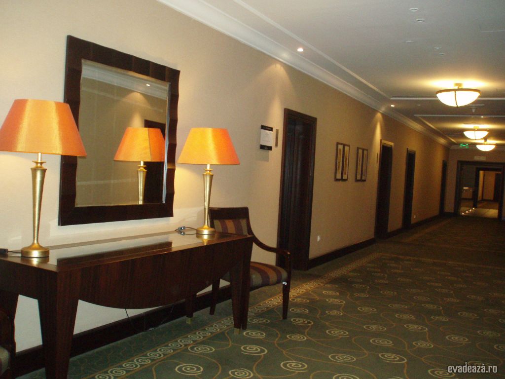 Etajul 4 , un hol de lux