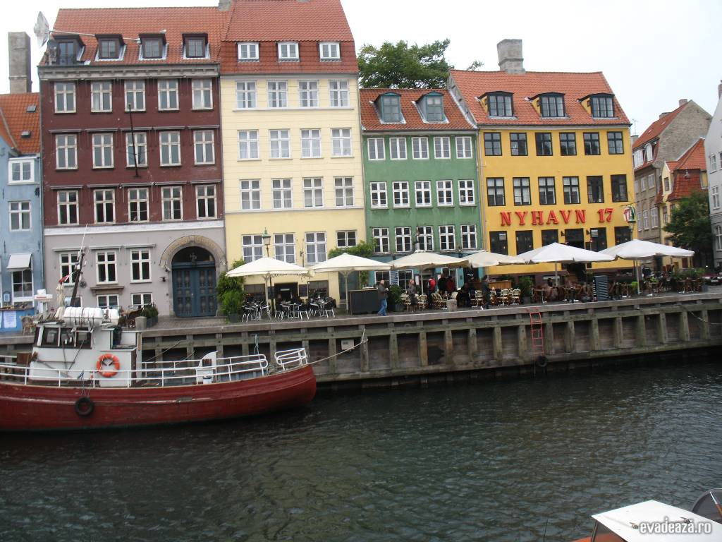 Tur cu barca pe canal