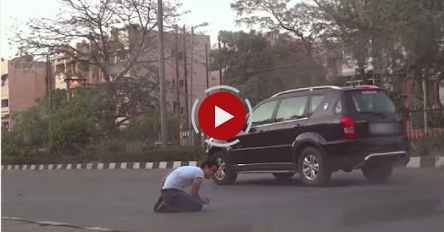 Nobody Helps In India: Shocking Social Experiment