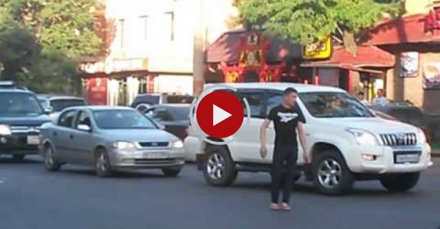 Russian Guy Directs Traffic At Busy Intersection When Traffic Light Goes Out