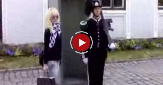 Girl Gets Scared By A Norwegian Guard