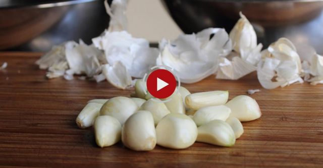 Ultimate Garlic Peeling Trick -- How To Peel 20 Cloves In 20 Seconds!