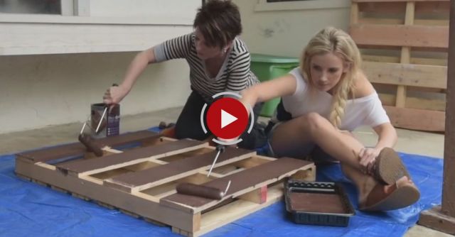 How To DIY An Outdoor Wood Pallet Table - Backyard Bungalow