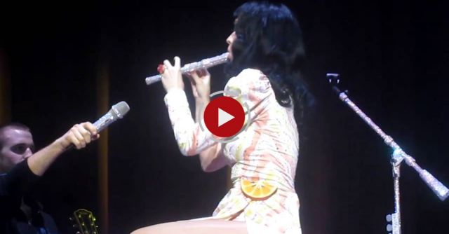 Katy Perry Fails At Playing Flute