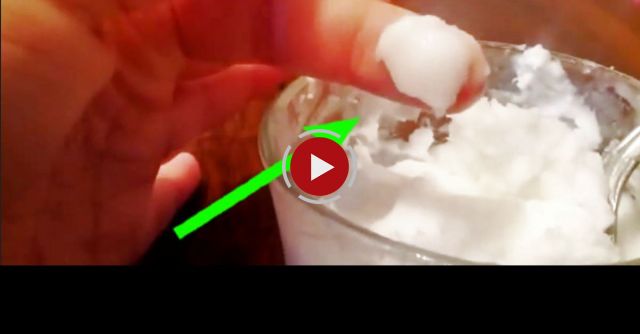 How To Make A Coconut Oil & Baking Soda Face Scrub