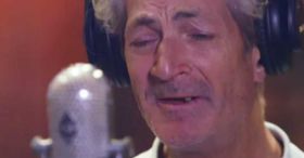 When people heard this homeless man's voice, they rushed him into a studio 