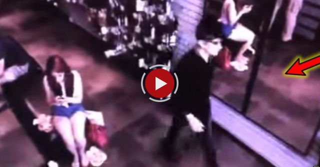 Guy Has No Reflection!! - Flip Flop Shop In Savannah