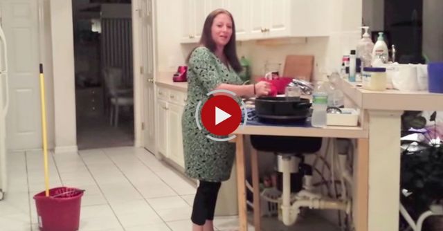 Pregnant Lady Twerks Til Her Water Breaks 