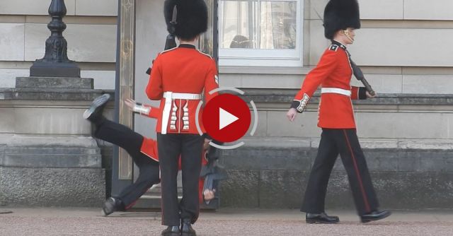 Buckingham Palace Guard Slips And Falls In Front Of Hundreds Of Tourists