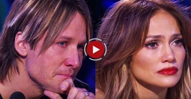 Kelly Clarkson Performs 