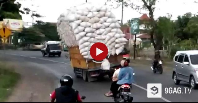 This Overloaded Truck Is The Funniest Road Fail You’ll Ever Witness