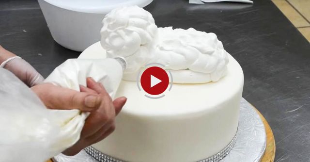 Whipped Cream Creation Of Pig & Piglets - 3D Animal Cake