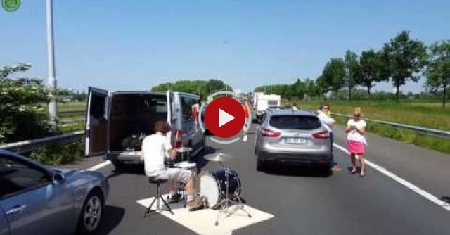 Guy Finds A Fun Way To Kill Time In Traffic