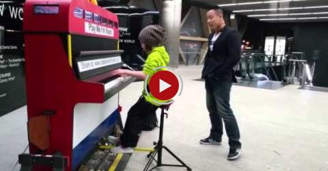 Play Me I´m Yours! Canary Wharf Street Piano