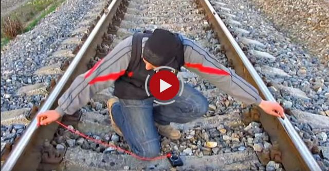 How To Charge A Phone From The Rail Tracks. Measuring Voltage On The Railway.