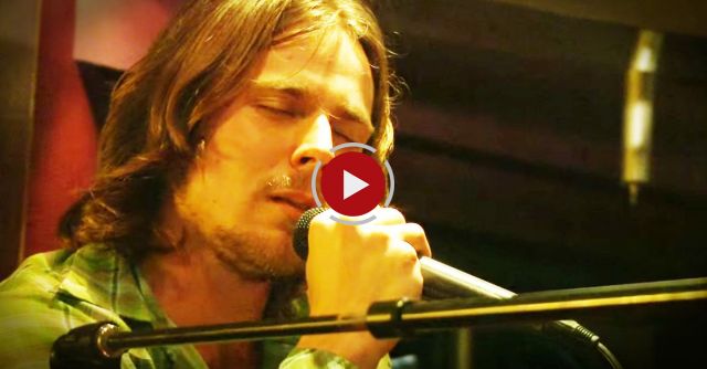 Willie Nelson’s Son Stuns Everyone With Impromptu Performance Of His Dad’s Classic Tune