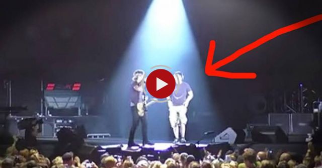 He held up a sign at a country concert. And what happened next had the whole crowd screaming!