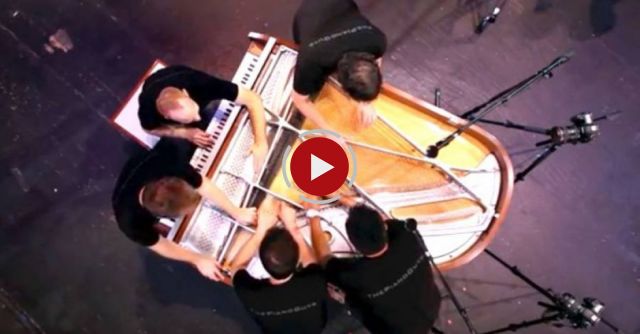 Five musicians play one piano - The result is one of a kind! 