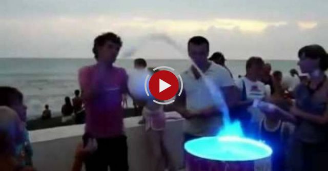 Amazing street artist shaping cotton candy