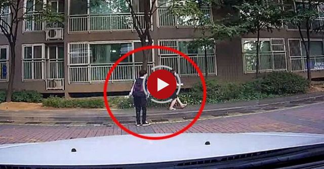 Dashboard camera catches two korean kids dancing like no one's watching.